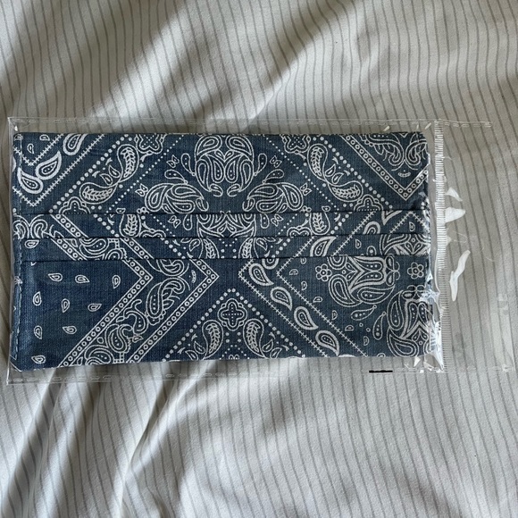 Face mask - Picture 10 of 11